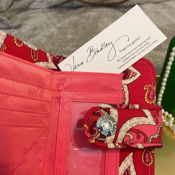 NWO pink Vera Bradley Wallet. - Picture 3 of 4
